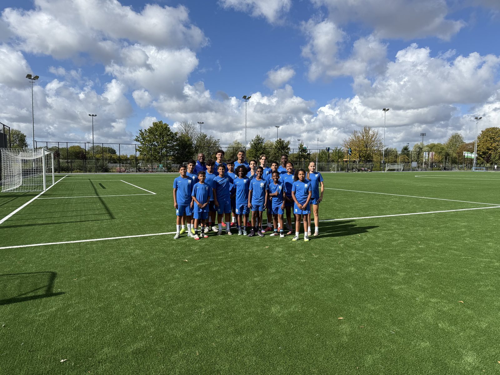 Het jeugdteam van BLS Sports Academy op het veld